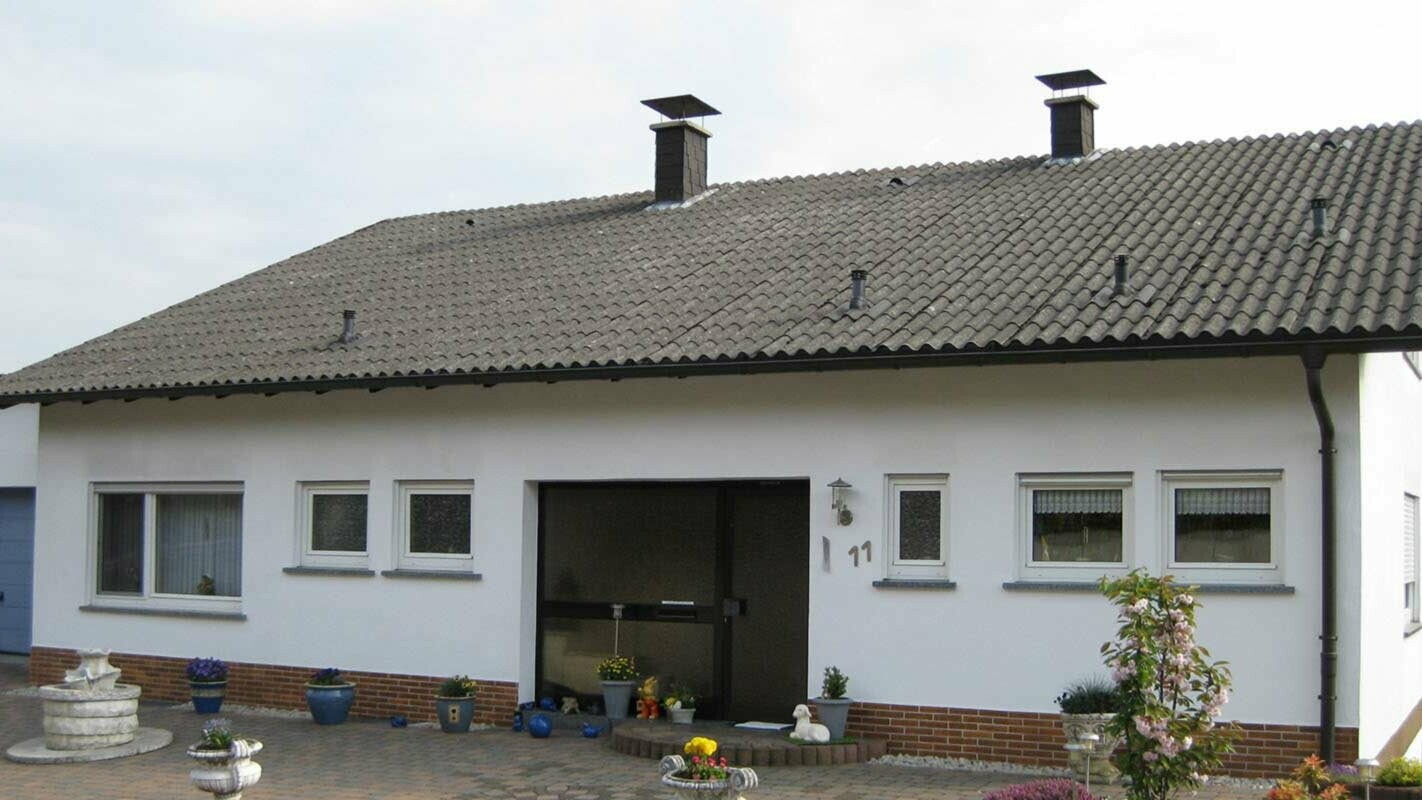 Obiteljska kuća s valovitim vlaknastim cementom prije sanacije krova PREFA krovnom pločom