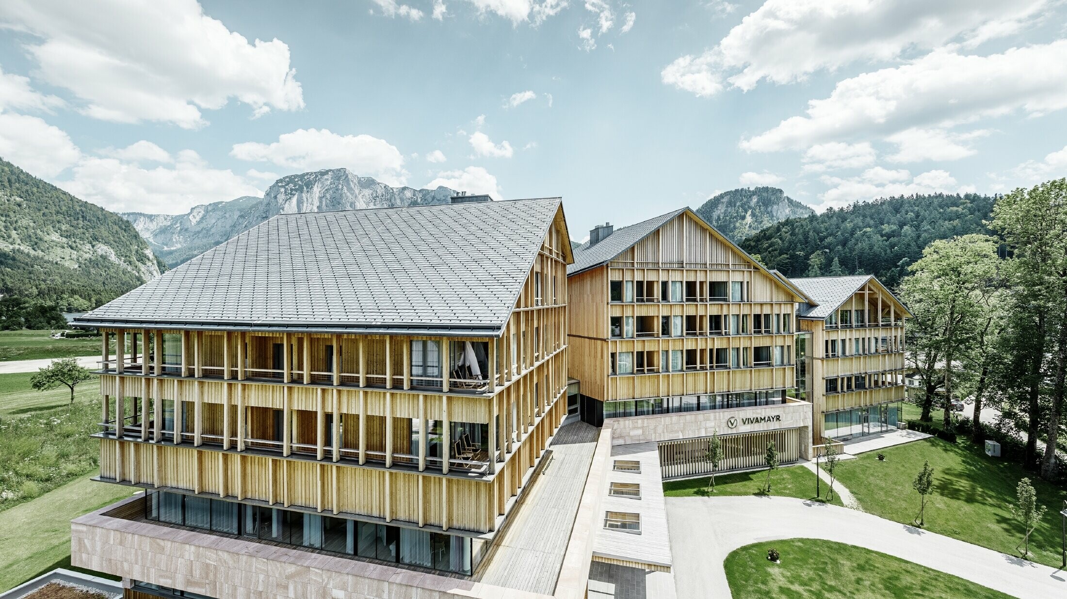 Hotel Vivamayr u Altausseeu s drvenom fasadom i krovom s PREFA šindrom