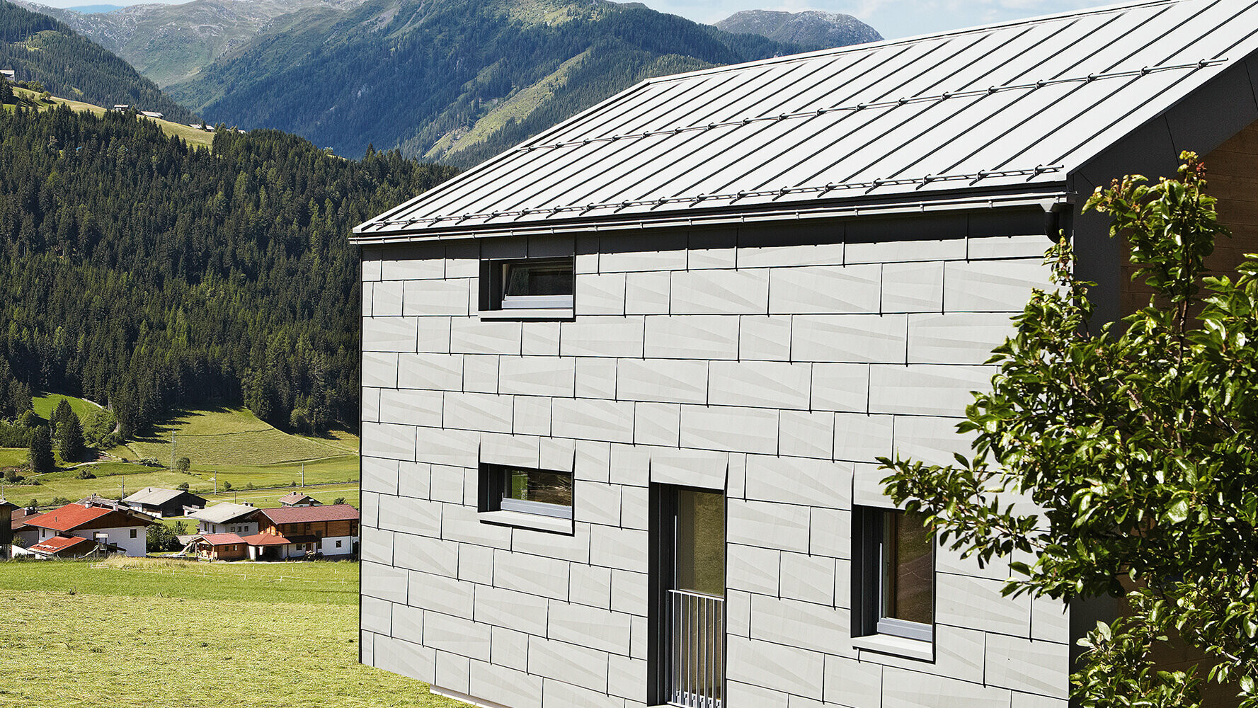 Obiteljska kuća s Prefalzom i PREFA fasadnim panelom FX.12 u svijetlo sivoj