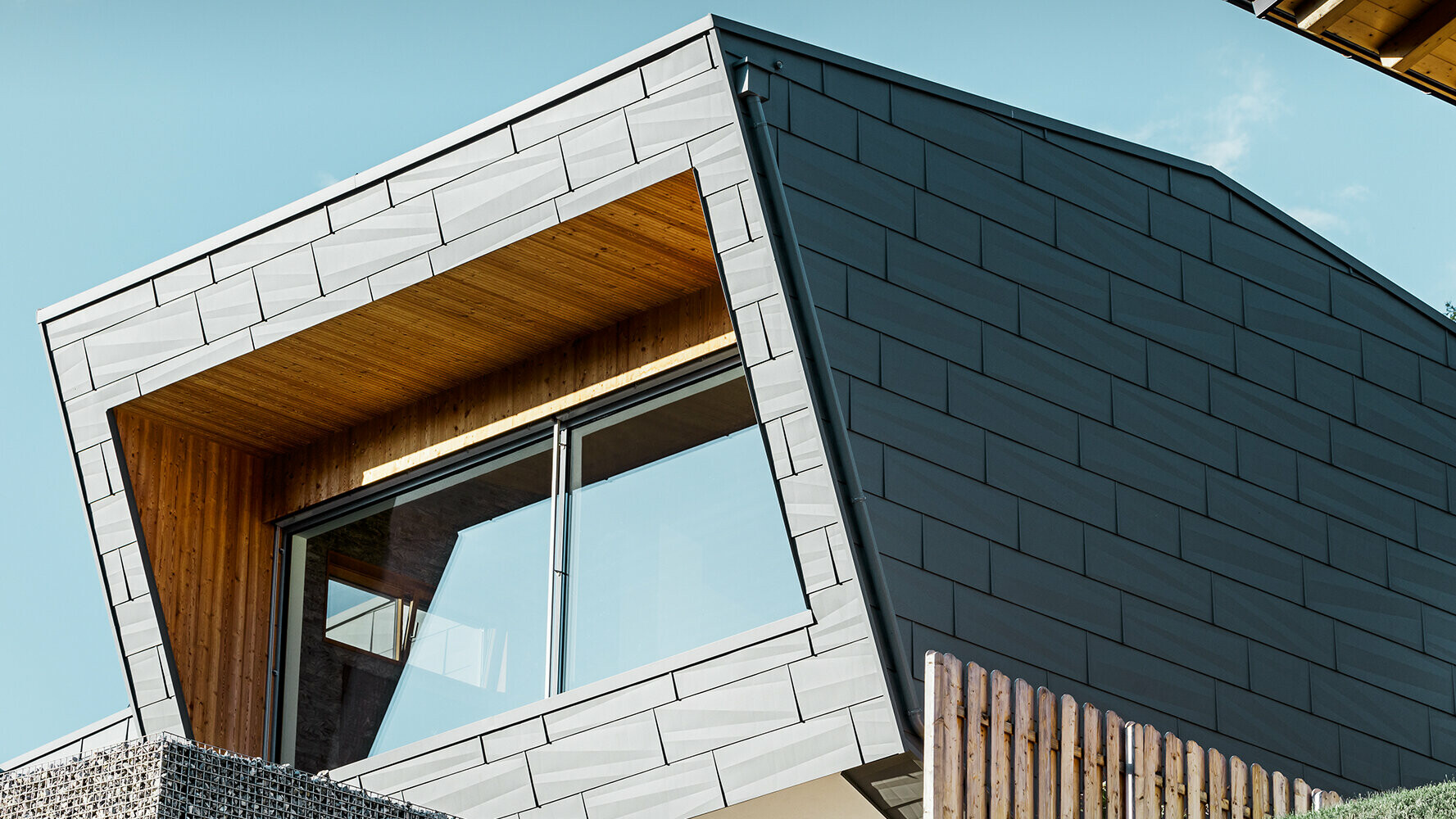 Moderna obiteljska kuća s visokokvalitetnim fasadnim panelima FX.12 tvrtke PREFA u P.10 svijetlo sivoj
