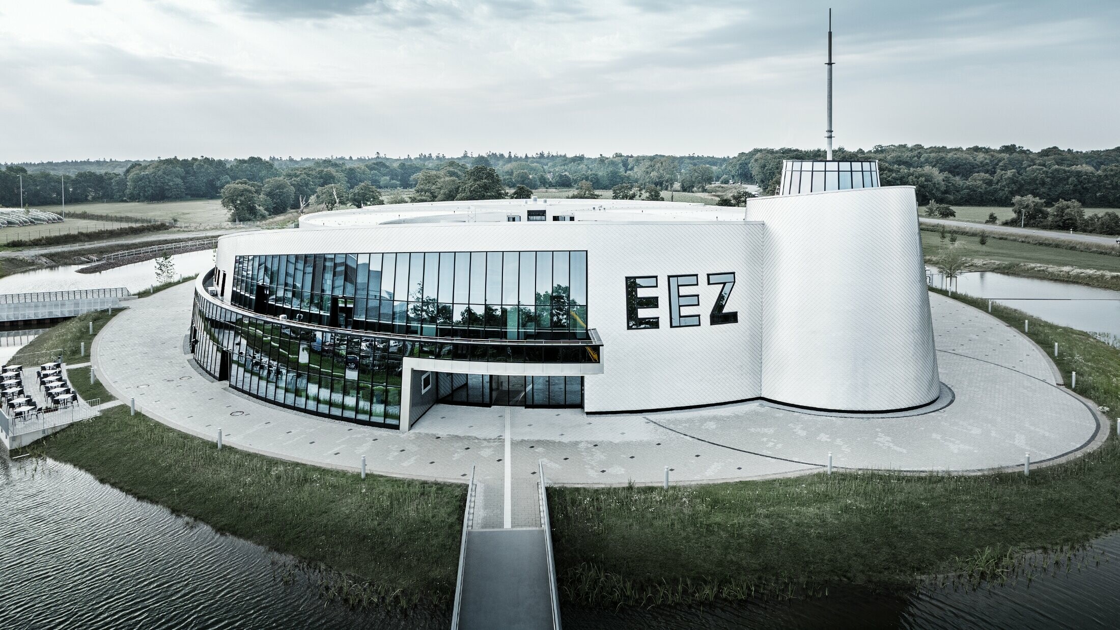 Brojni zaobljeni dijelovi zgrade Centra za energiju i zabavu u Aurichu (Energie-Erlebnis-Zentrum Aurich, skraćeno EEZ) obloženi su PREFA zidnim rombom 20 × 20 u natur boji.