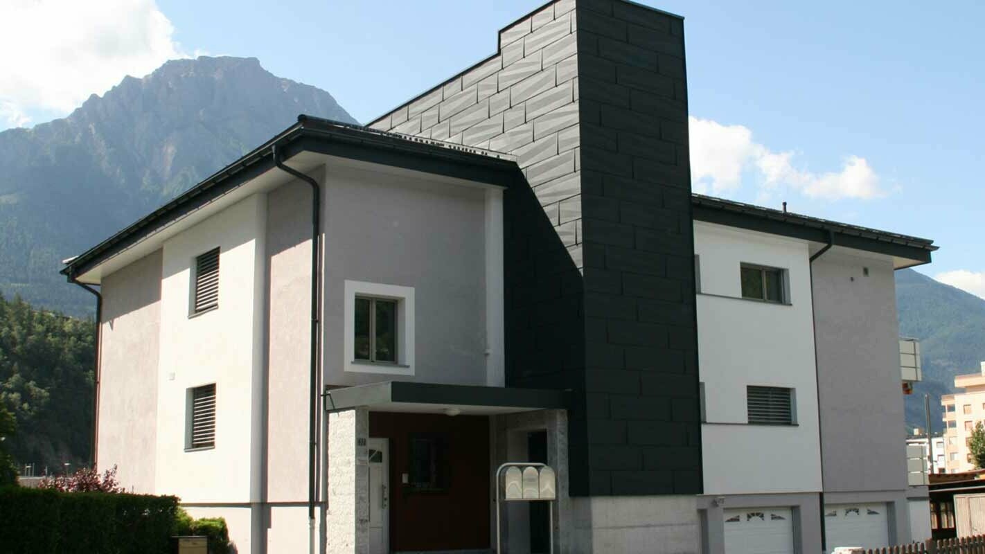 Adaptacija kuće i oblaganje fasade PREFA fasadnim panelom FX.12 u P.10 antracit boji