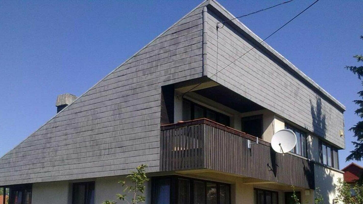 Obiteljska kuća s jednostrešnim krovom prije sanacije fasade PREFA zidnom šindrom