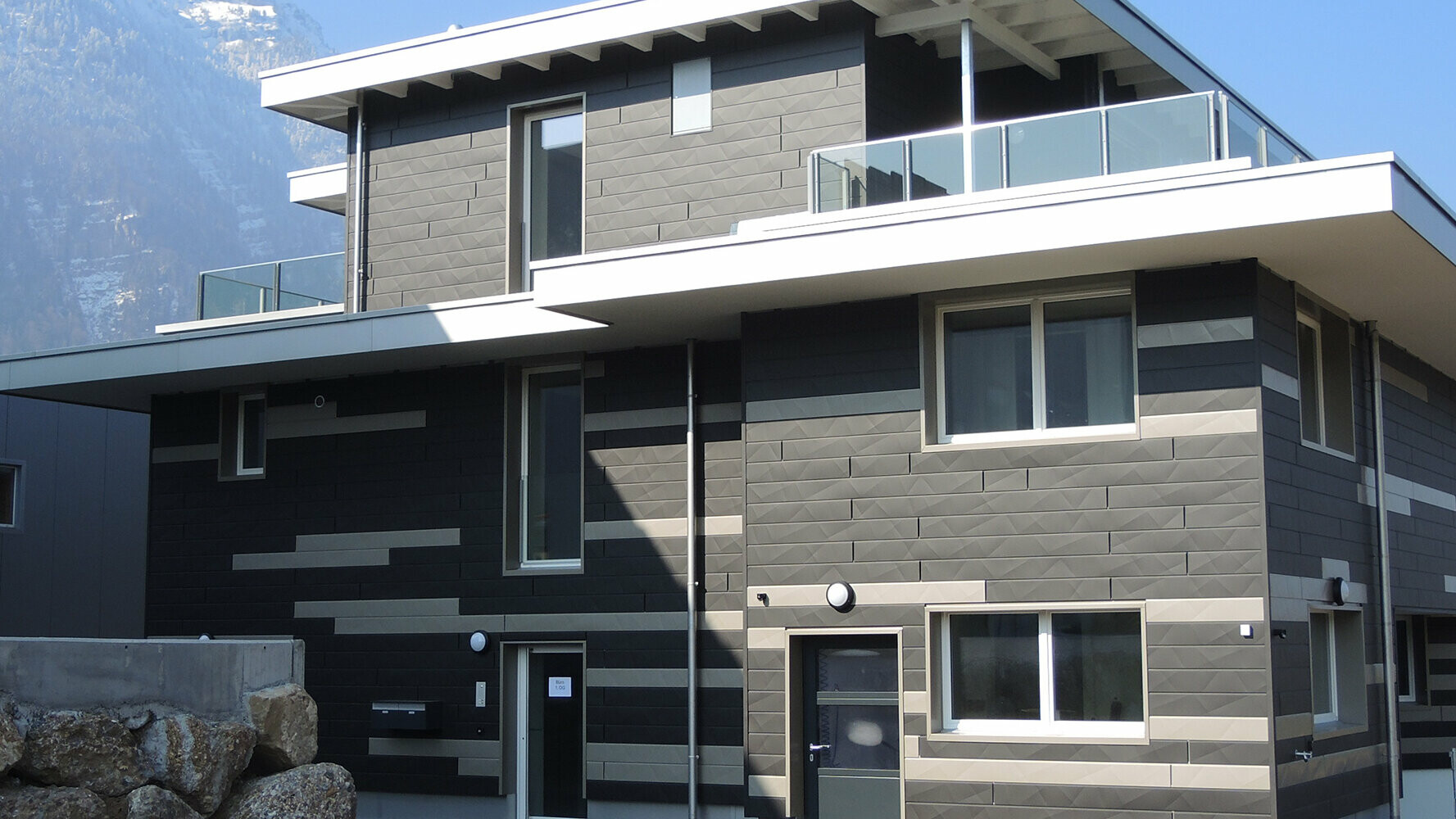 Kreativno oblikovanje fasada s novim PREFA fasadnim panelima Siding.X u dvije različite boje;