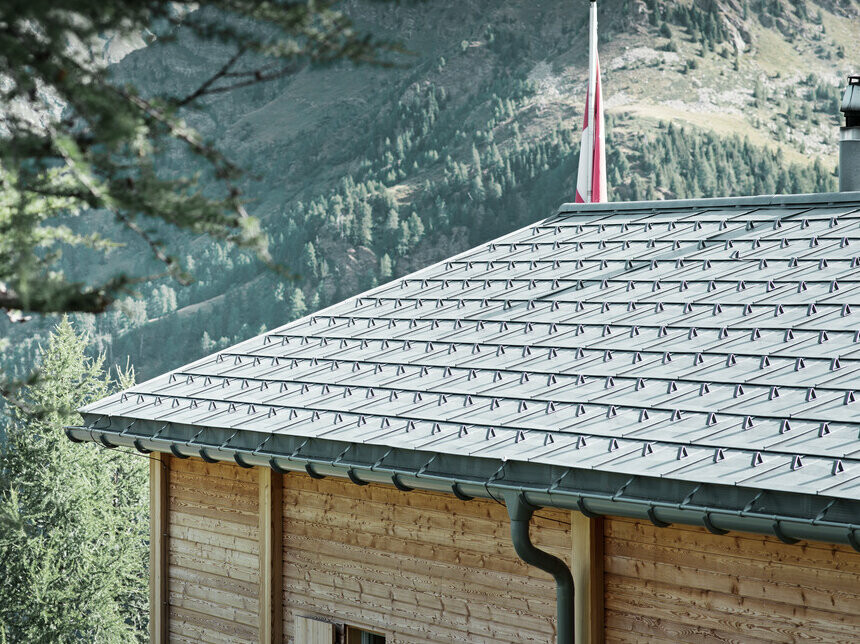 Koliba Schweizer Hütte pokrivena s PREFA krovnom pločom i PREFA visećim žlijebom koji je pričvršćen prečkom.