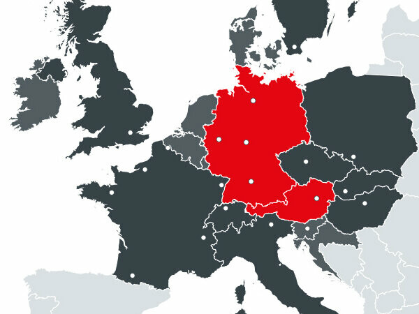 Landkarte mit allen europäischen Ländern in denen PREFA geschäftlich aktiv ist, in Rot die beiden Produktionsstandorte Österreich und Deutschland
