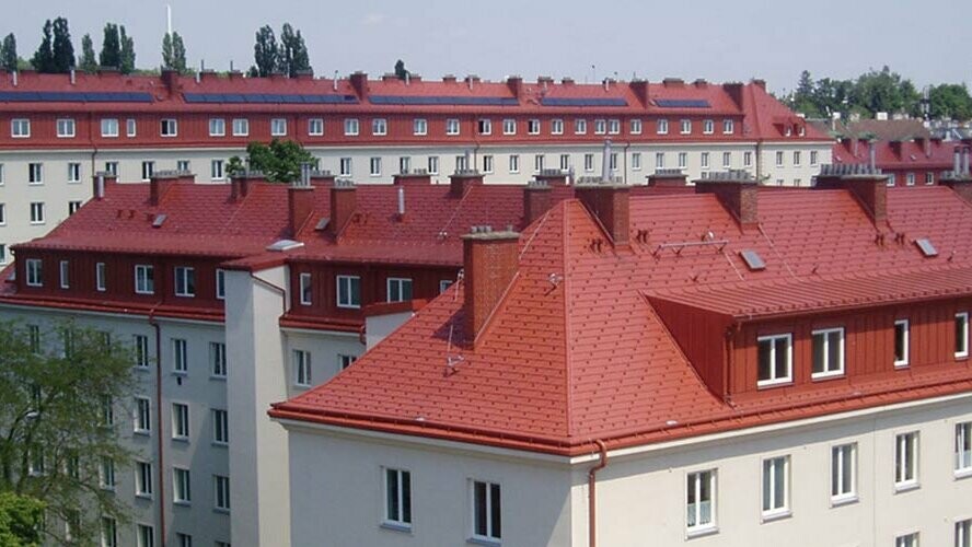 Snimka stambenih zgrada kompleksa Hugo Breitner Hof u Beču. Krovovi su pokriveni PREFA krovnom šindrom u ciglasto crvenoj.