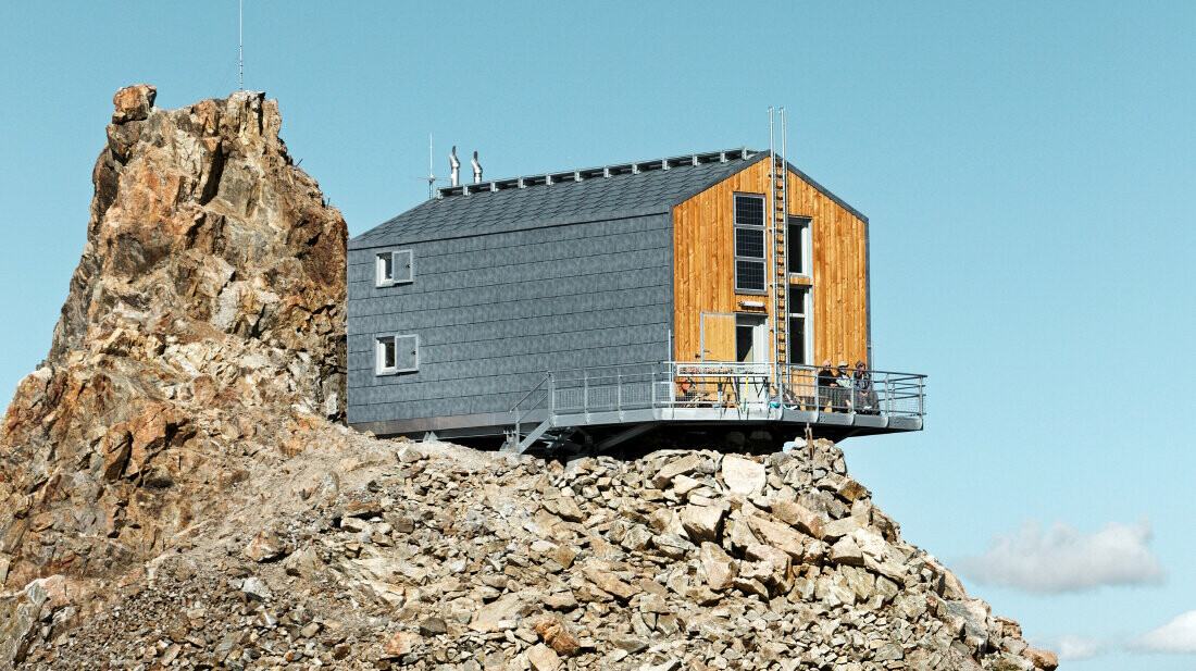 Nedavno sanirano planinarsko sklonište Refuge de L´Aigle PREFA krovnim i fasadnim panelima FX.12 u kameno sivoj boji P.10.