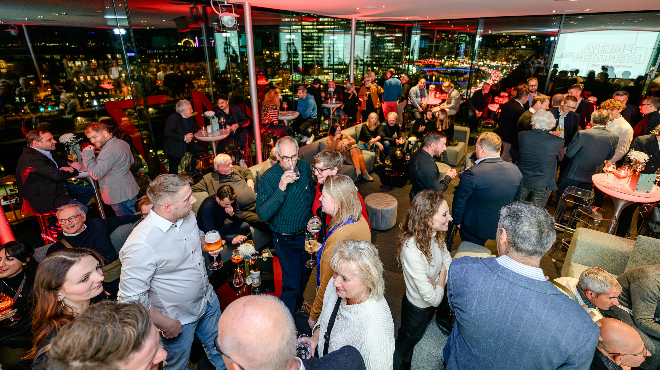 Volles Haus bei der PREFARENZEN Präsentation 2026 im k47.wien: Architekt:innen, Planer:innen, Verarbeiter:innen und Designbegeisterte im regen Austausch bei Drinks, Cityblick über Wien und inspirierender Atmosphäre. Die Panoramafenster spiegeln die Lichter der Stadt und setzen die hochwertige Veranstaltung stilvoll in Szene. PREFA schafft mit langlebigen Aluminiumlösungen eine Plattform für Innovation und Dialog. Die Veranstaltung zeigt eindrucksvoll, wie Architektur auf Zukunft trifft – mit starken Produkten, kreativen Ideen und echter Verbindung innerhalb der Branche.