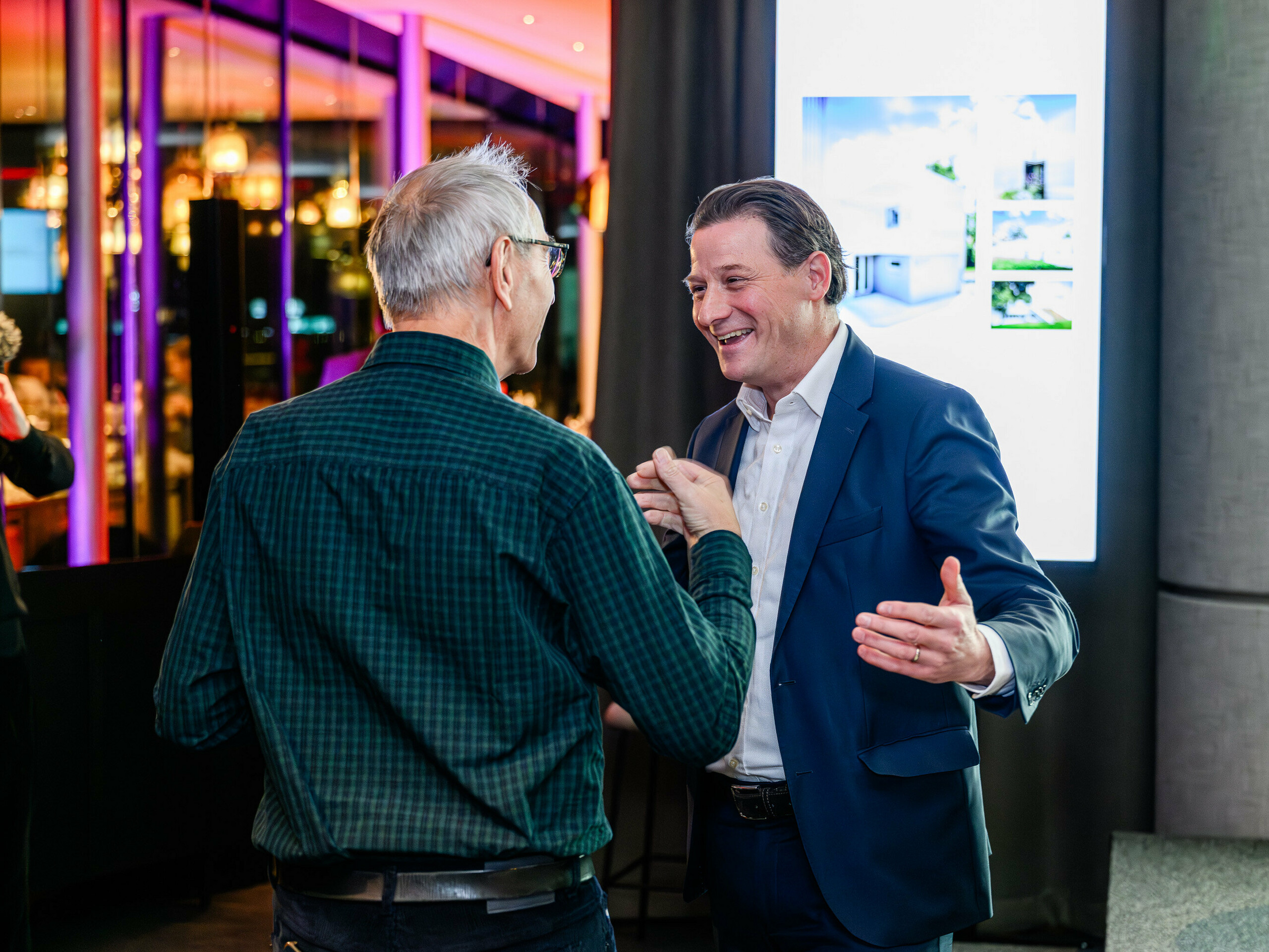 Srdačan razgovor na PREFARENZEN prezentaciji 2026. u K47.wien: Leopold Pasquali, direktor PREFA-e, i Wolfgang Croce, fotograf PREFARENZEN arhitektonskih objekata, razgovaraju s istinskim oduševljenjem i međusobnim poštovanjem. U pozadini se vidi ekran s modernom PREFA arhitekturom – upečatljivi dizajni od aluminija. Ova scena simbolizira umrežavanje arhitekata, planera i izvođača. PREFA okuplja ljude koji arhitekturu promišljaju na novi način – s inovativnim proizvodima od visokokvalitetnog lima. Bila je to večer puna razmjene ideja, inspiracije i vizija za budućnost.