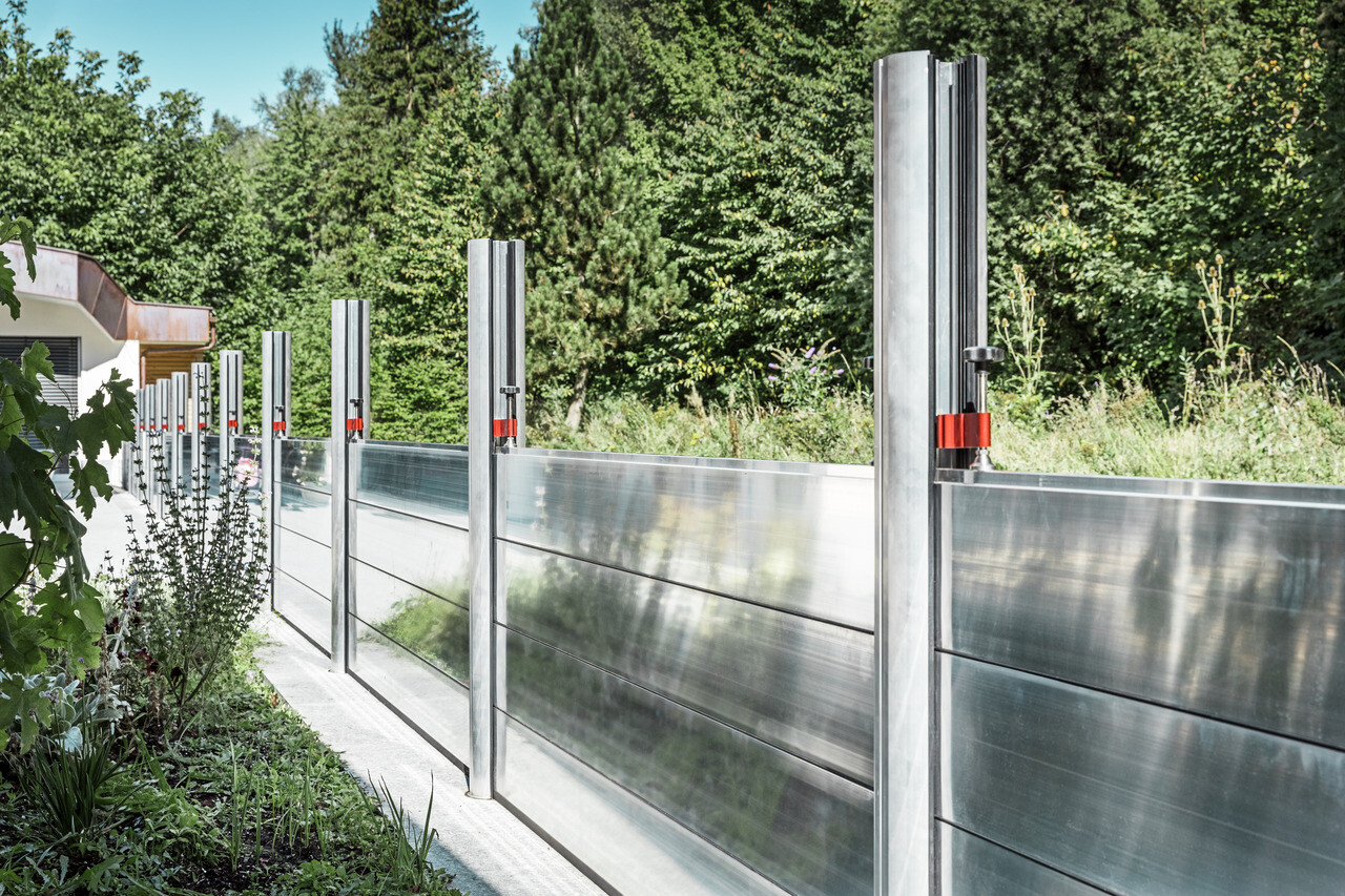 Krupni plan mobilnog zida za zaštitu od poplava koji je izgradio PREFA, a koji štiti imanje od poplava.