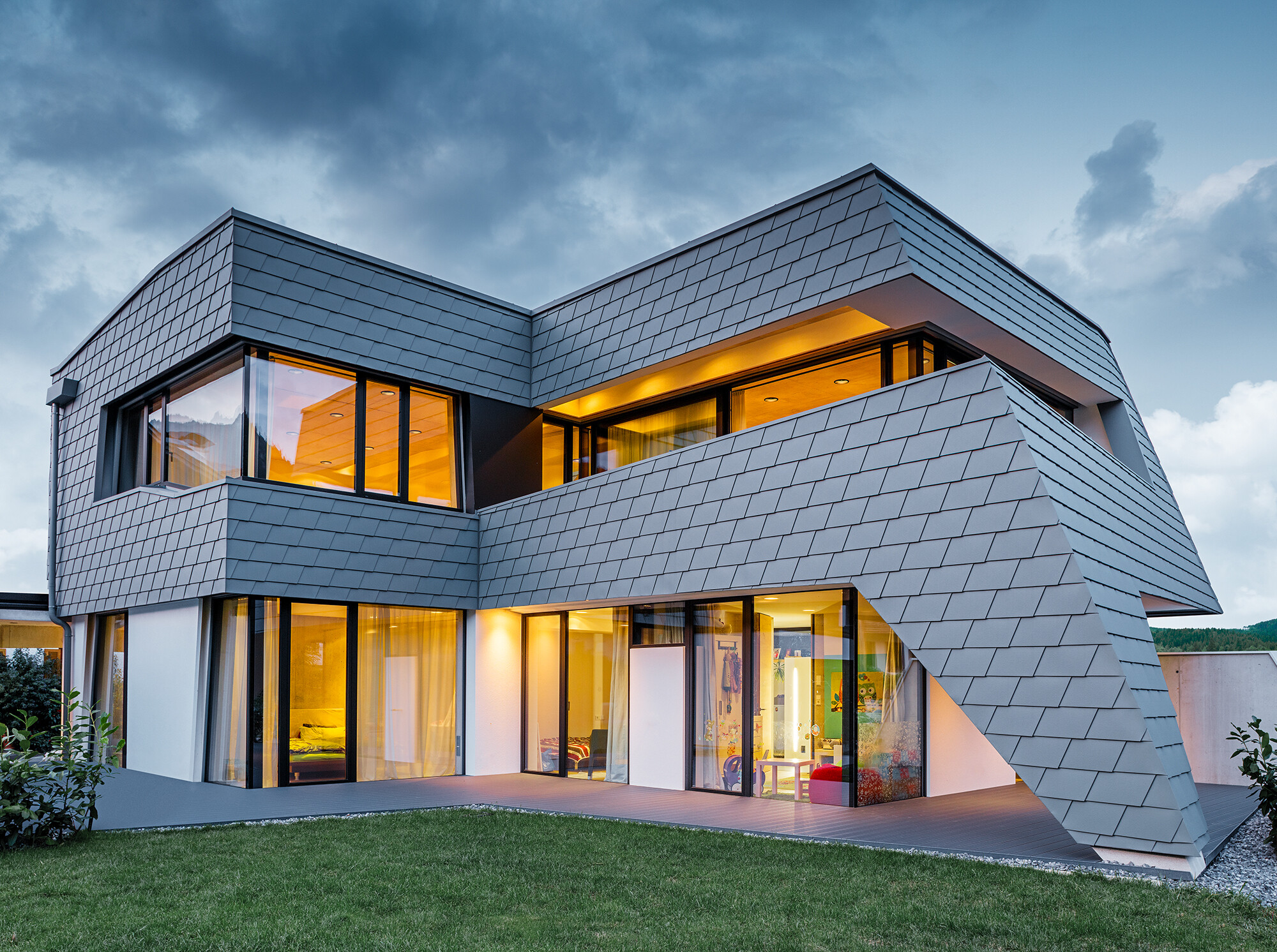 Stambena zgrada s PREFA zidnom šindrom u P.10 svijetlo sivoj boji na fasadi