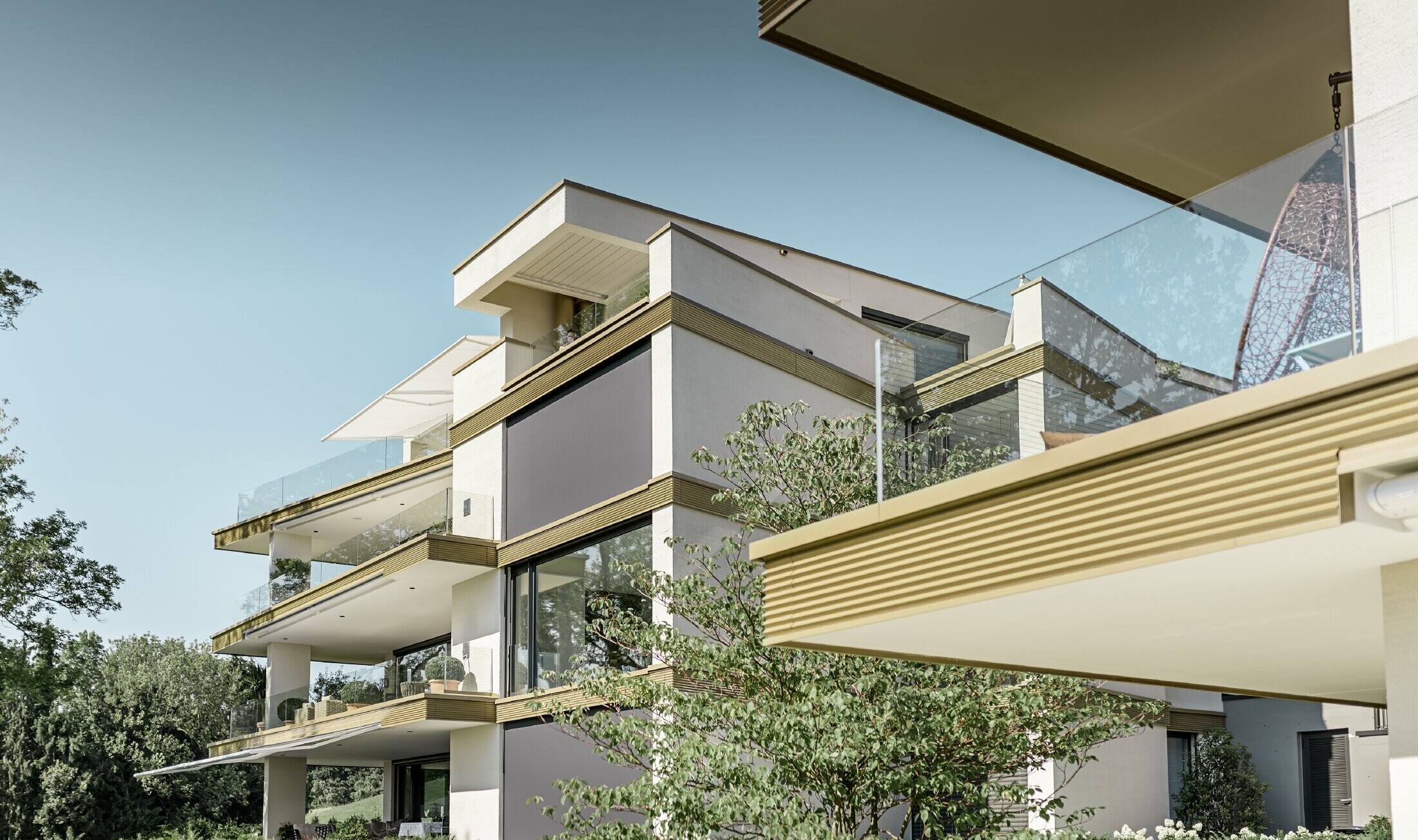 Kod stanova je provedeno odvajanje katova pomoću PREFA zupčastog profila u zlatnoj boji.