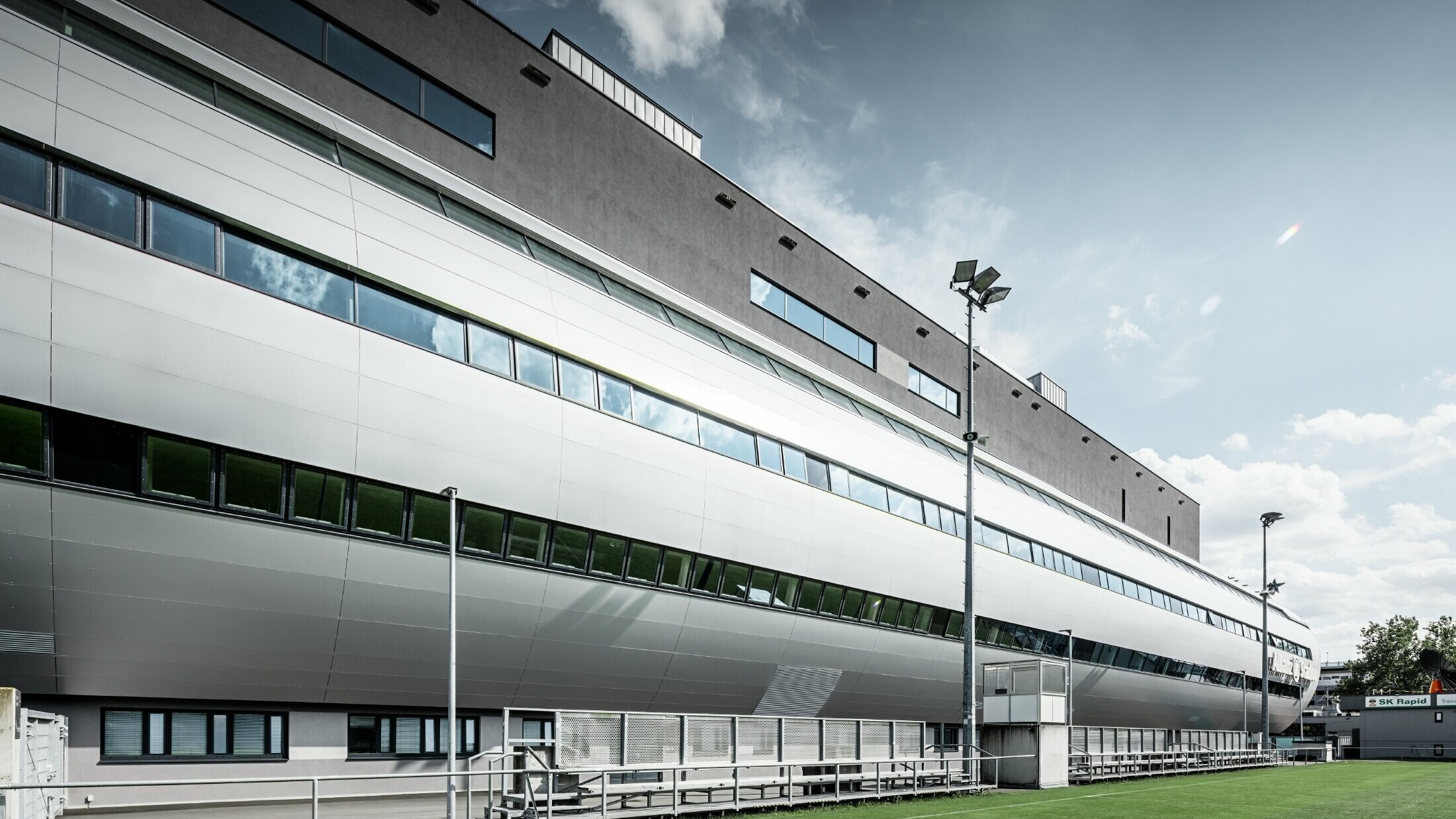 Pogled na stadion Allianz u Beču s terena za treniranje; Cijev, koja vodi u unutrašnjost stadiona, obložena je PREFA aluminijskom kompozitnom pločom u srebrnoj metalik.