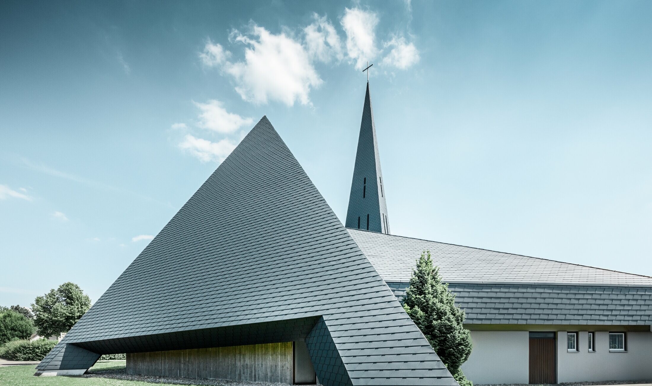 Katolička crkva u Langenau projektirana je u obliku piramide i pokrivena PREFA aluminijskom šindromu boji antracita