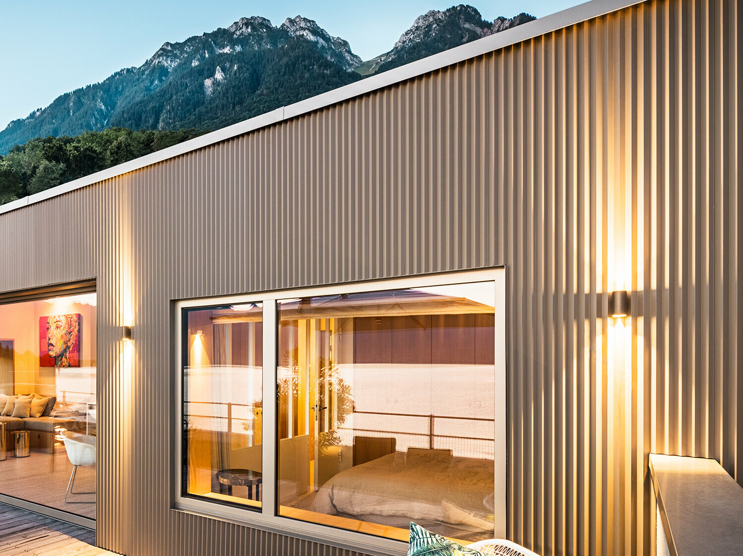 Pogled na terasu i dio unutrašnjosti zgrade u večernjim satima.