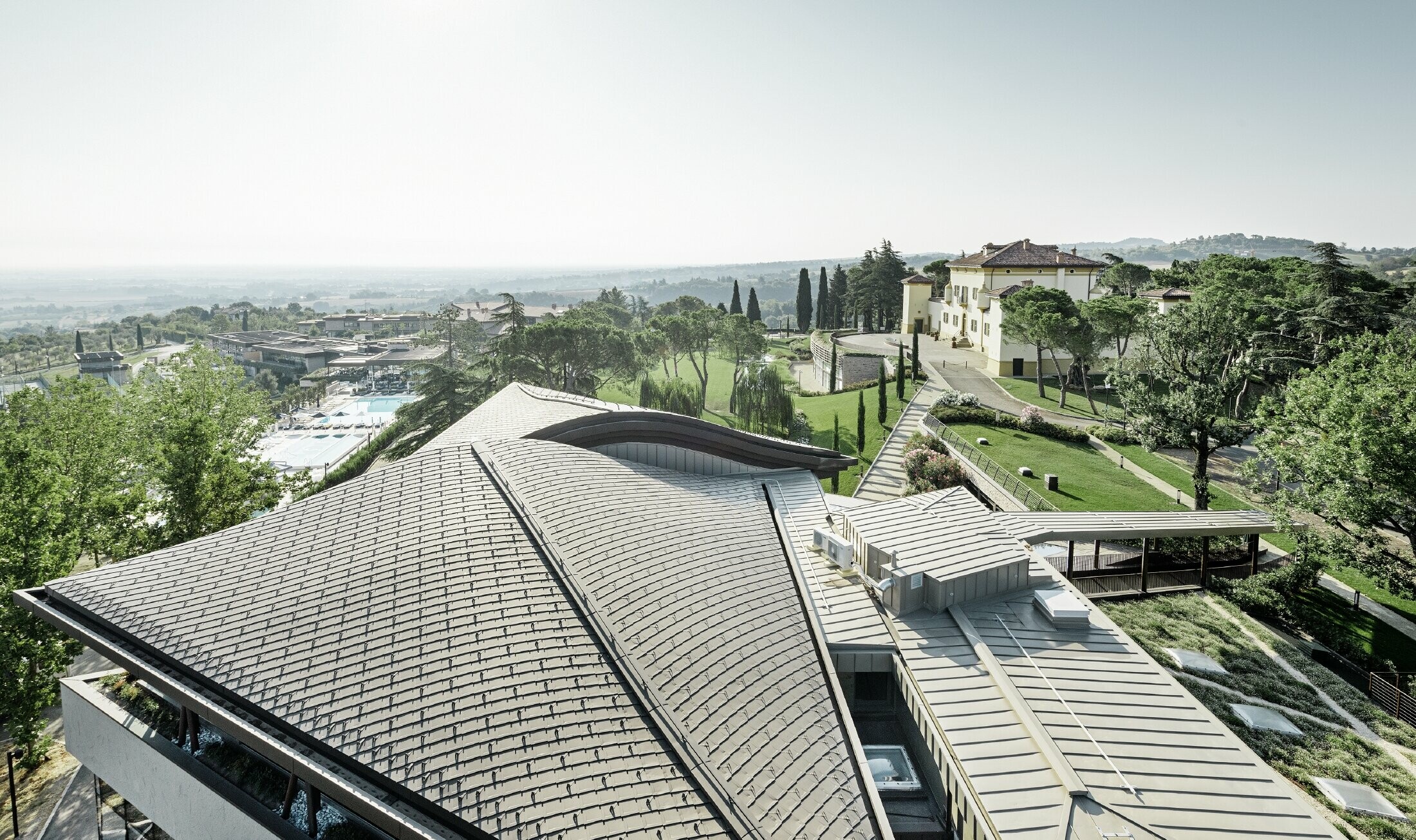Palazzo golf terena Varignana s raskošnim PREFA aluminijskim krovom u smeđoj boji