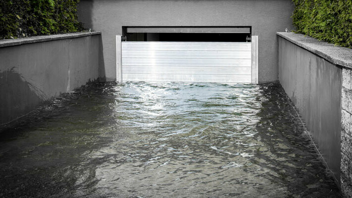 Der PREFA Hochwasserschutz schützt die Garageneinfahrt vor Überflutung durch Hochwasser