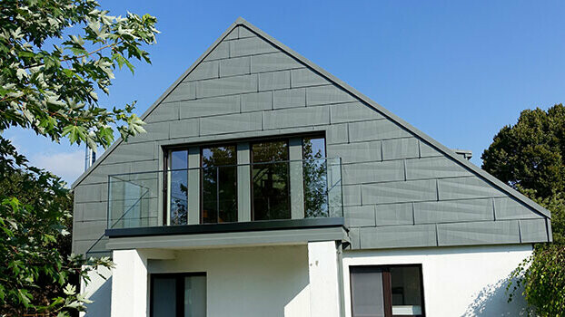 Obloga zabata svježe sanirane fasade s PREFA fasadnim panelom FX.12 u svijetlo sivoj.
