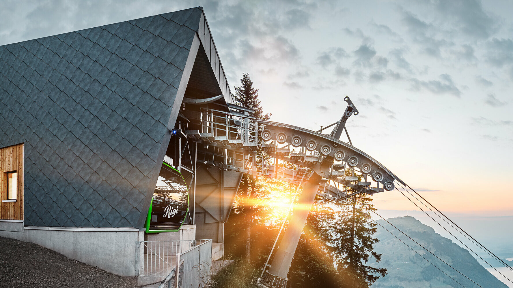 Žičara s PREFA krovom i fasadom u Švicarskoj na zalasku sunca.
