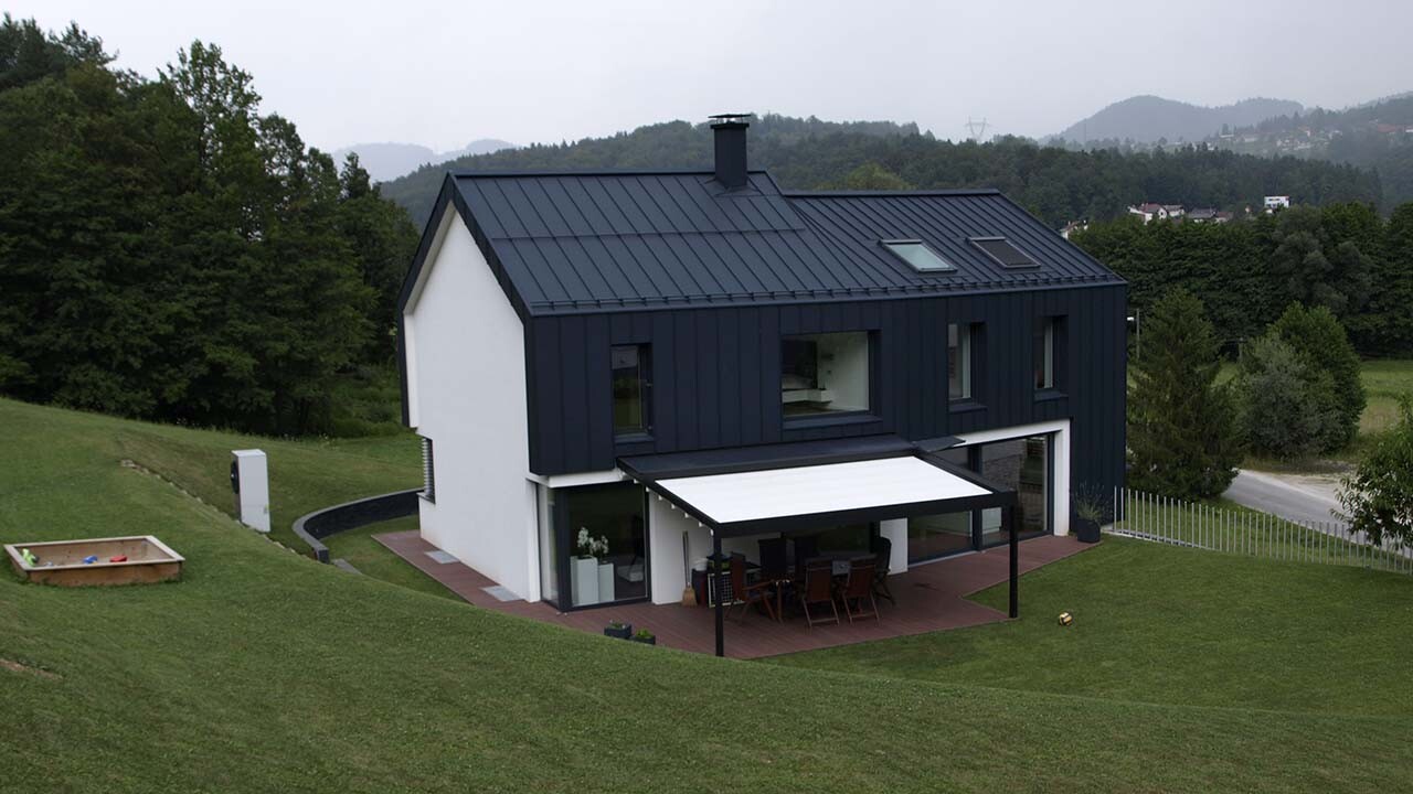 Moderna obiteljska kuća obložena PREFA Prefalz elementima u P.10 antracit boji na krovu i fasadi