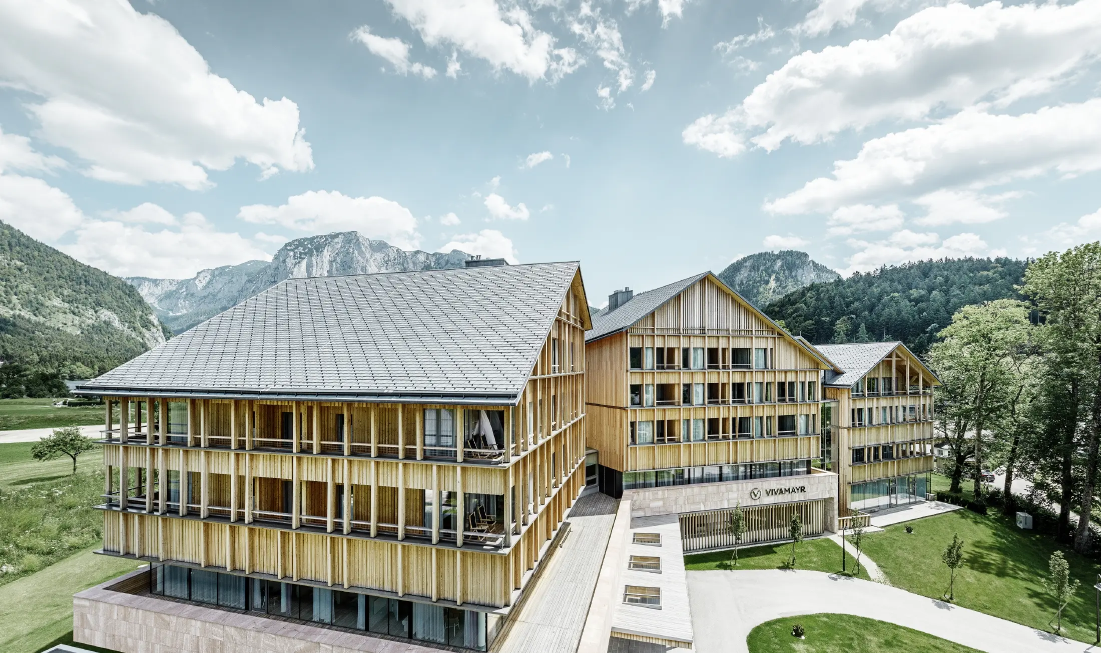 Hotel Vivamayr u Altausseeu s drvenom fasadom i krovom s PREFA šindrom