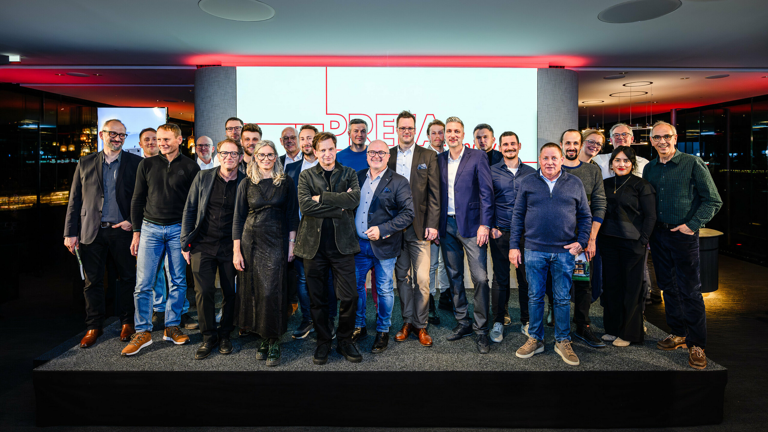 Grupna fotografija arhitekata, planera i izvođača na pozornici PREFARENZEN prezentacije 2026. u K47.wien – snažan simbol zajedništva, kreativnosti i arhitekture koja gleda prema budućnosti. Ispred osvijetljenog PREFARENZEN logotipa stoje autori impresivnih projekata s PREFA aluminijem. Scena odražava ponos, inovativnost i suradnju. PREFA proizvodi nude dugotrajna, otporna na vremenske uvjete rješenja s estetskim standardom – idealna za moderne arhitektonske koncepte. Inspirativna večer puna razmjene ideja, vizija i snažnih partnerstava