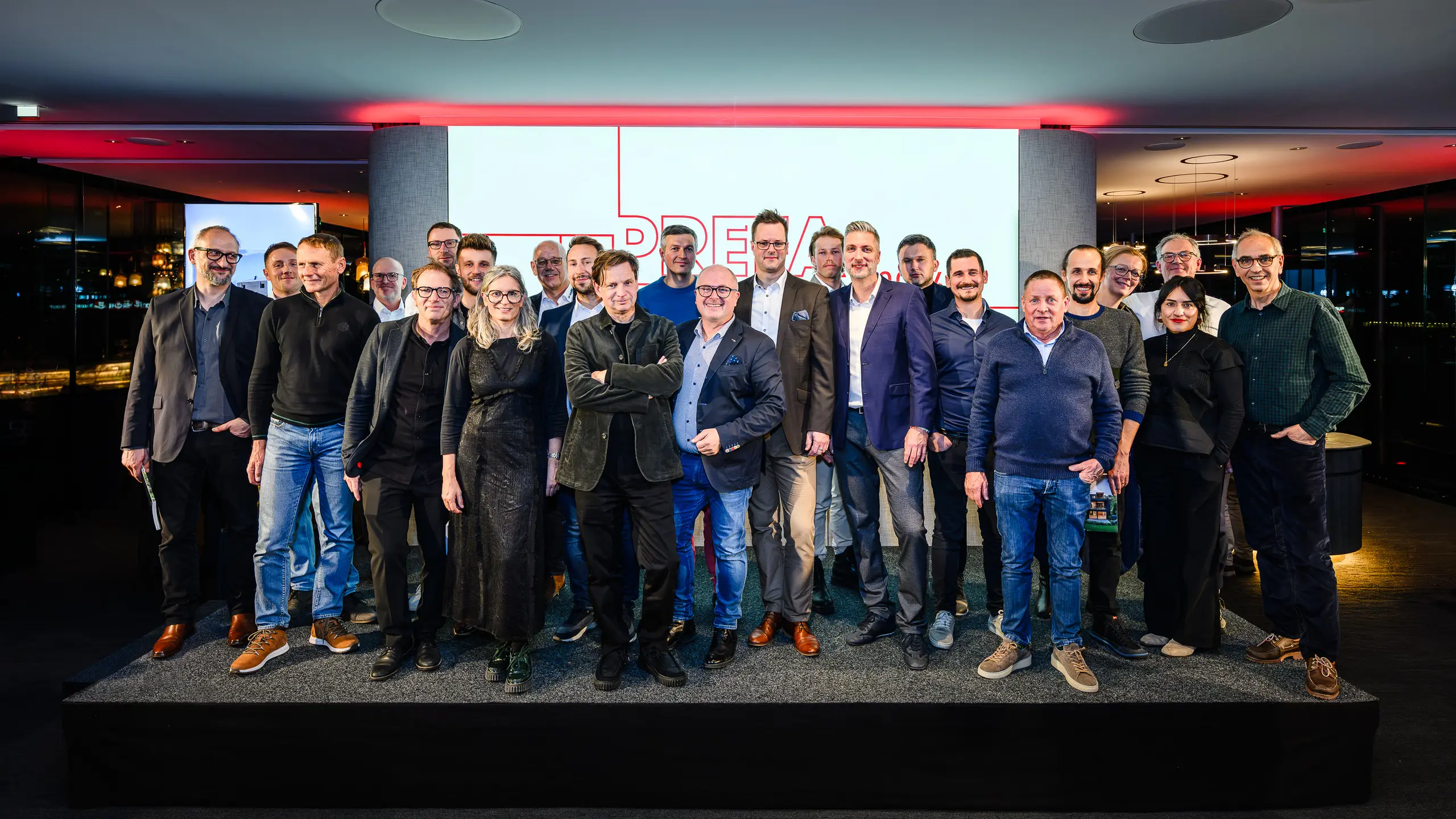 Grupna fotografija arhitekata, planera i izvođača na pozornici PREFARENZEN prezentacije 2026. u K47.wien – snažan simbol zajedništva, kreativnosti i arhitekture koja gleda prema budućnosti. Ispred osvijetljenog PREFARENZEN logotipa stoje autori impresivnih projekata s PREFA aluminijem. Scena odražava ponos, inovativnost i suradnju. PREFA proizvodi nude dugotrajna, otporna na vremenske uvjete rješenja s estetskim standardom – idealna za moderne arhitektonske koncepte. Inspirativna večer puna razmjene ideja, vizija i snažnih partnerstava