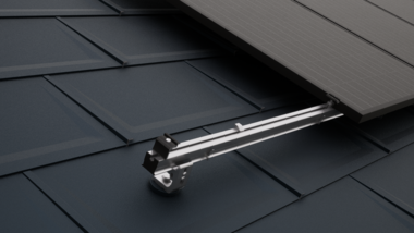 Detaljni prikaz PREFA krova s PV modulima pričvršćenim PRE-VARIO solarmontažnim sustavom.