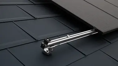 Detaljni prikaz PREFA krova s PV modulima pričvršćenim PRE-VARIO solarmontažnim sustavom.