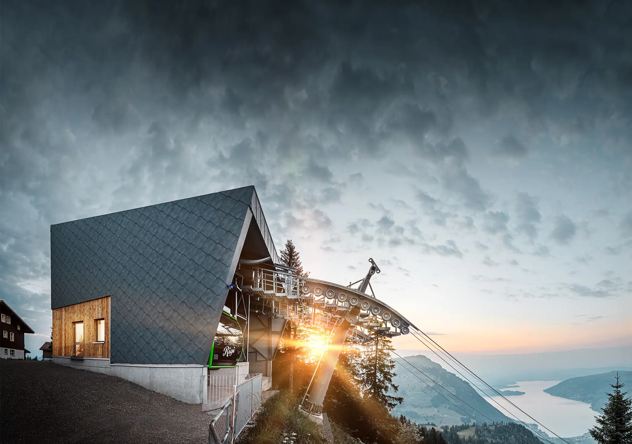Gornja stanica žičare Rigi Scheidegg u svitanje. Novo sanirana gornja stanica obložena je PREFA zidnim rombom 44 × 44 u P.10 kameno sivoj.