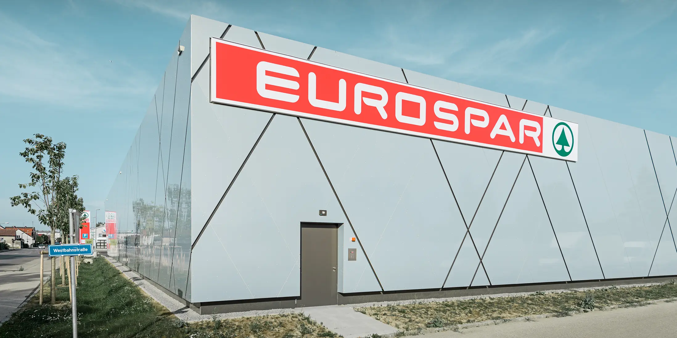 Stražnja strana nove podružnice Eurospara u Welsu; Fasada je obložena aluminijskom kompozitnom pločom tvrtke PREFA u jedinstvenoj srebrno zlatnoj boji.