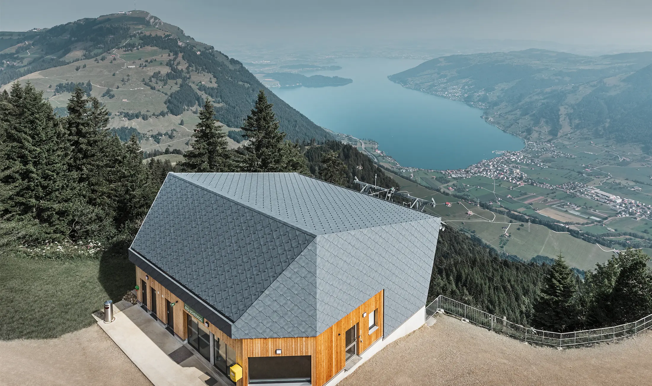 Snimka iz zraka gornje stanice žičare Rigi Scheidegg, obložene PREFA zidnim rombom 44 × 44 u P.10 kameno sivoj i drvu.