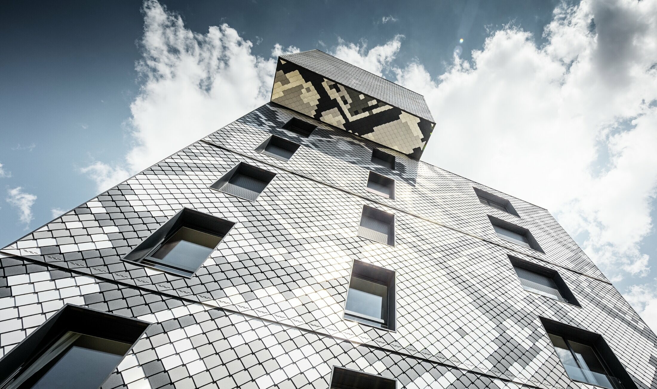 Stambena zgrada u Grenobleu s PREFA zidnim rombom 20x20 u 4 boje; Oblikovanjem fasade dobiven je zanimljiv uzorak zmijske kože.