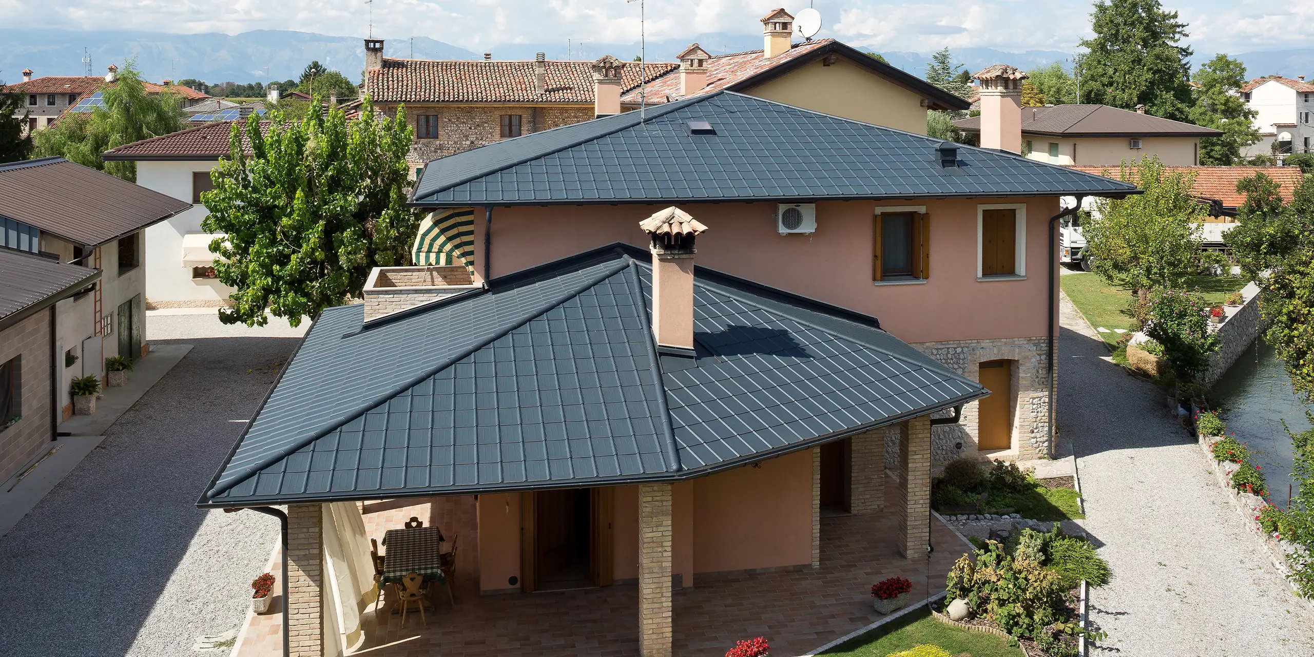 Vila Beroia u San Lorenzo di Arzene s PREFA krovnom pločom u antracit P.10