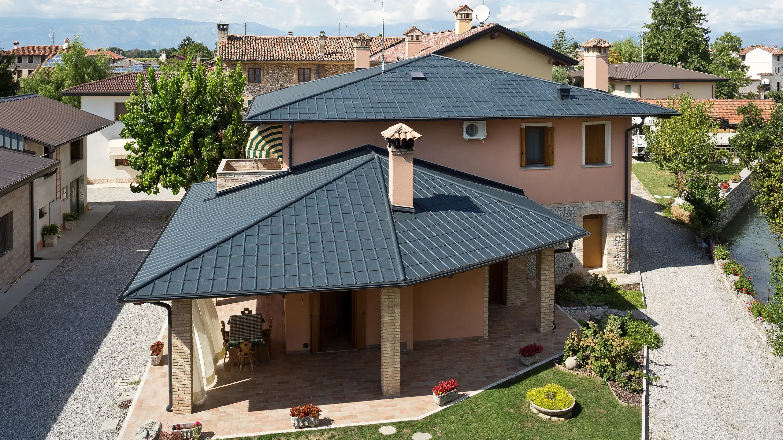 Vila Beroia u San Lorenzo di Arzene s PREFA krovnom pločom u antracit P.10
