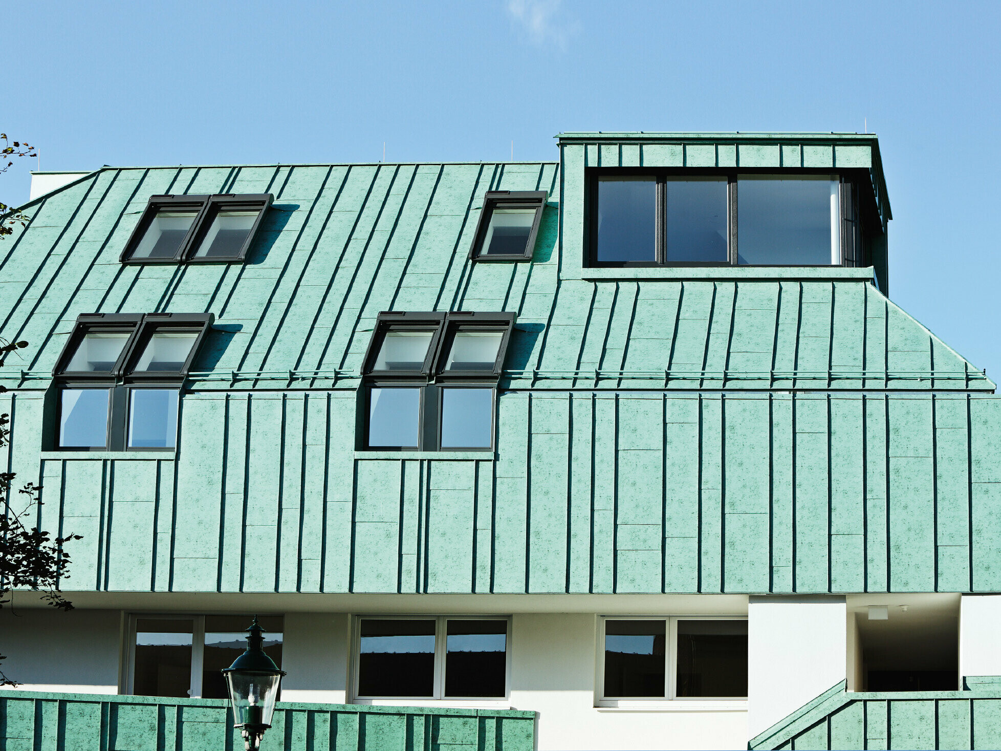 Oblikovanje krova i fasade sa sustavom PREFALZ u patina zelenoj boji tvrtke PREFA s različitim širinama traka