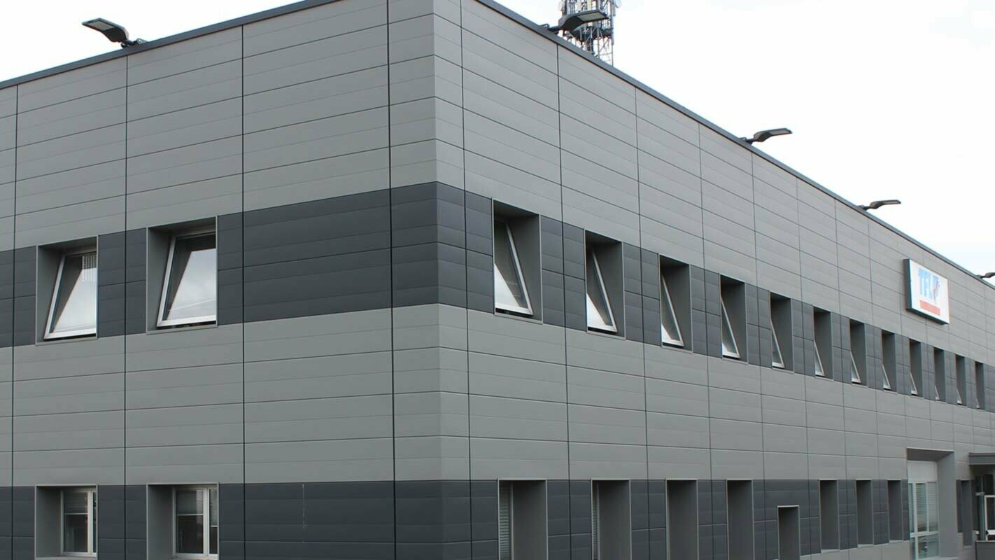 Sanacija fasade industrijske zgrade PREFA fasadnim kazetama Siding u više boja