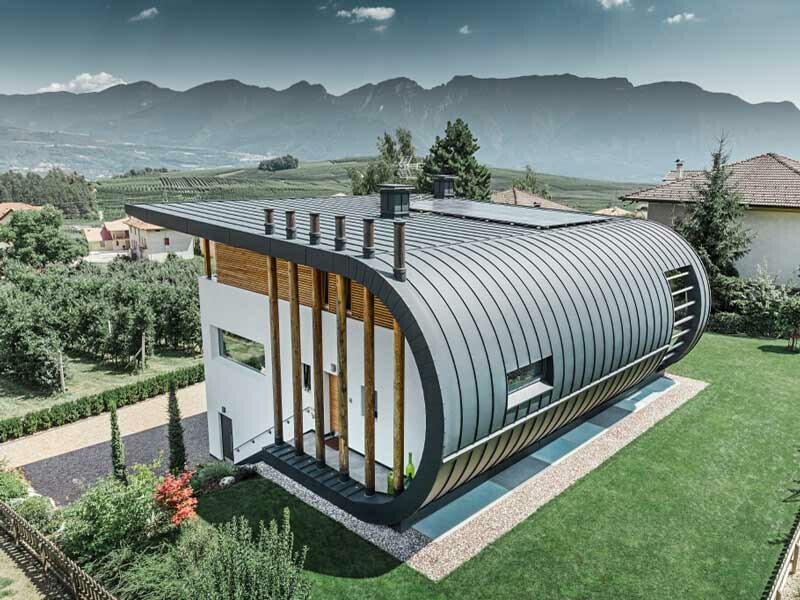 Samostojeća kuća u Italiji sa zaobljenim krovnom i fasadnom oblogom od PREFALZ-a u P.10 antracitnoj boji