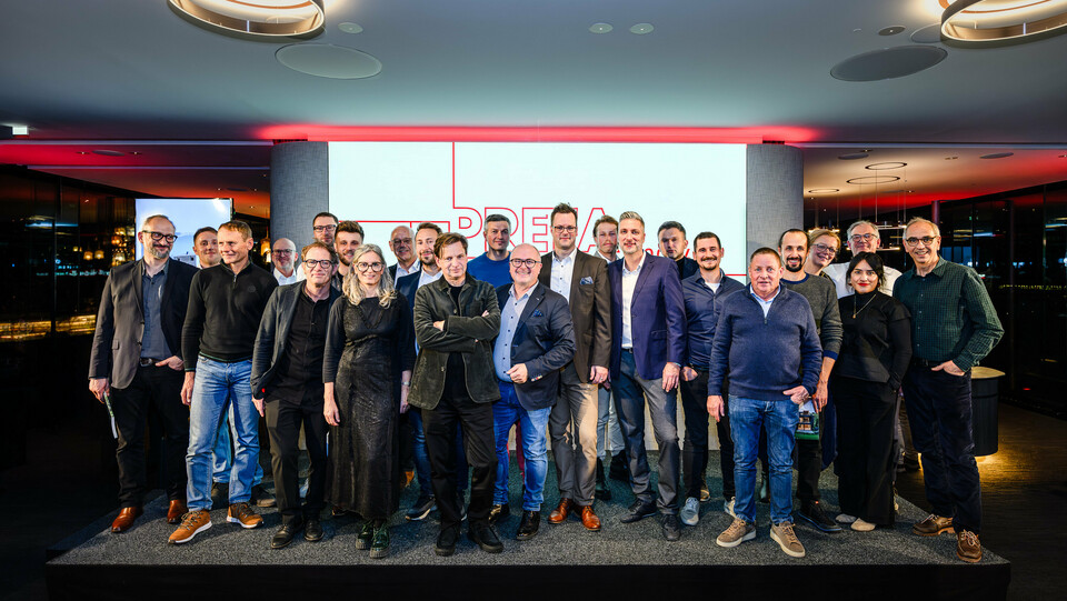 Grupna fotografija arhitekata, planera i izvođača na pozornici PREFARENZEN prezentacije 2026. u K47.wien – snažan simbol zajedništva, kreativnosti i arhitekture koja gleda prema budućnosti. Ispred osvijetljenog PREFARENZEN logotipa stoje autori impresivnih projekata s PREFA aluminijem. Scena odražava ponos, inovativnost i suradnju. PREFA proizvodi nude dugotrajna, otporna na vremenske uvjete rješenja s estetskim standardom – idealna za moderne arhitektonske koncepte. Inspirativna večer puna razmjene ideja, vizija i snažnih partnerstava