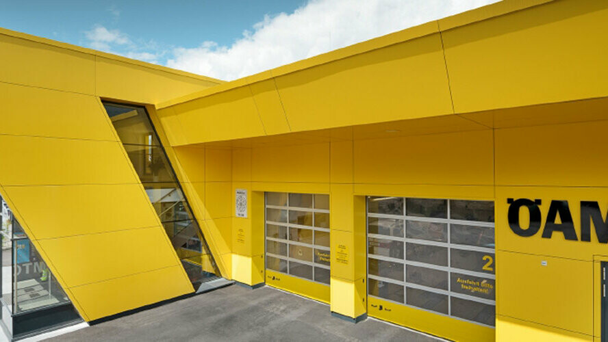 Sjedište tvrtke ÖAMTC s brnistra žutim PREFA kompozitnim pločama koje su montirane kao ovješena fasada sa stražnjom ventilacijom.