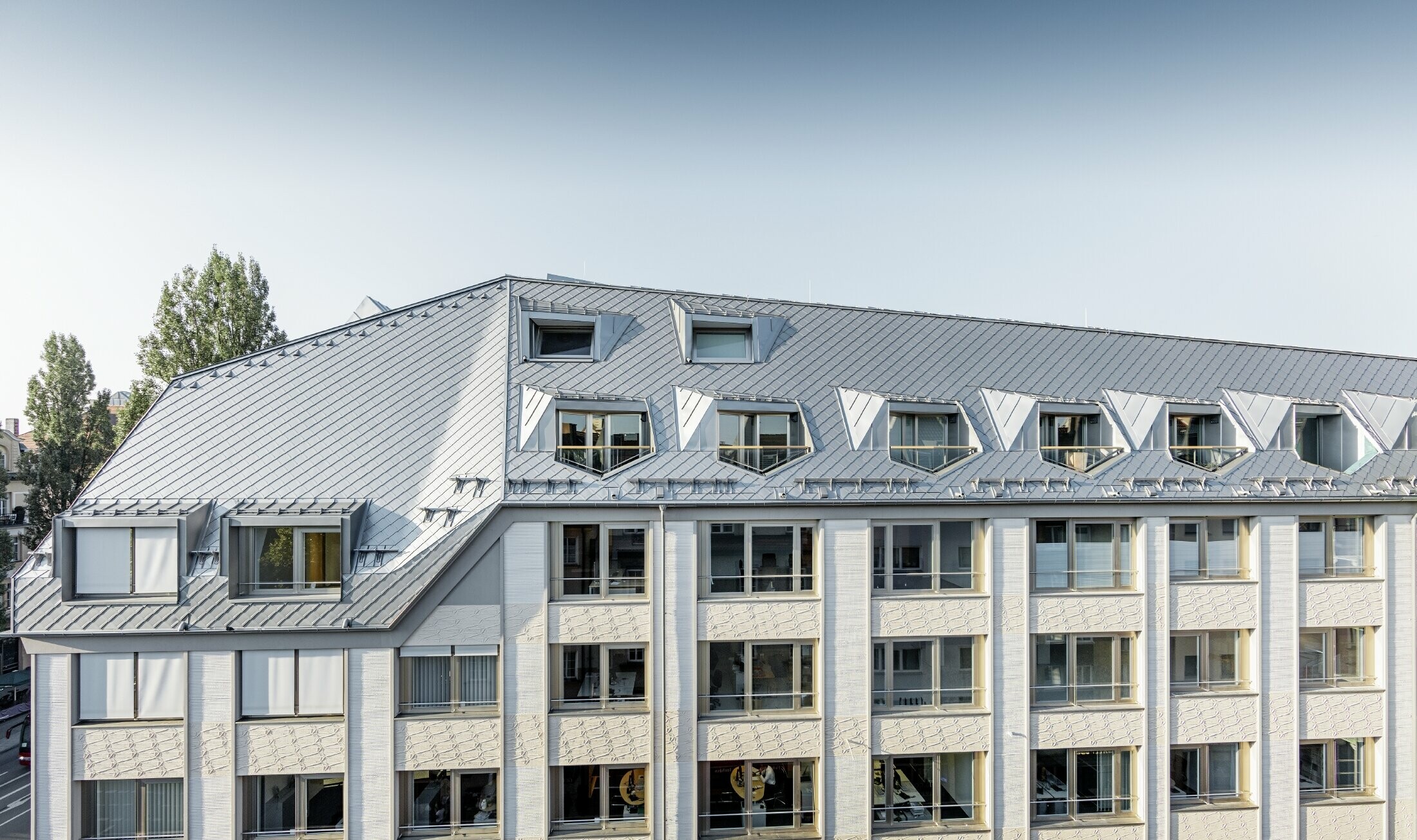 Sanirani mansardni stanovi s raskošnim otvorenim galerijama stambeno poslovne zgrade u Leopoldstraße/ugao Hohenzollernstraße u Münchenu, s krovnim pokrovom iz PREFA krovnih rombova