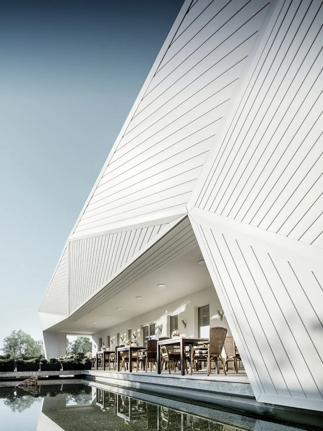 3D-fasada restorana Mimama u Budimpešti obložena je PREFA kazetama Siding u prefa bijeloj.