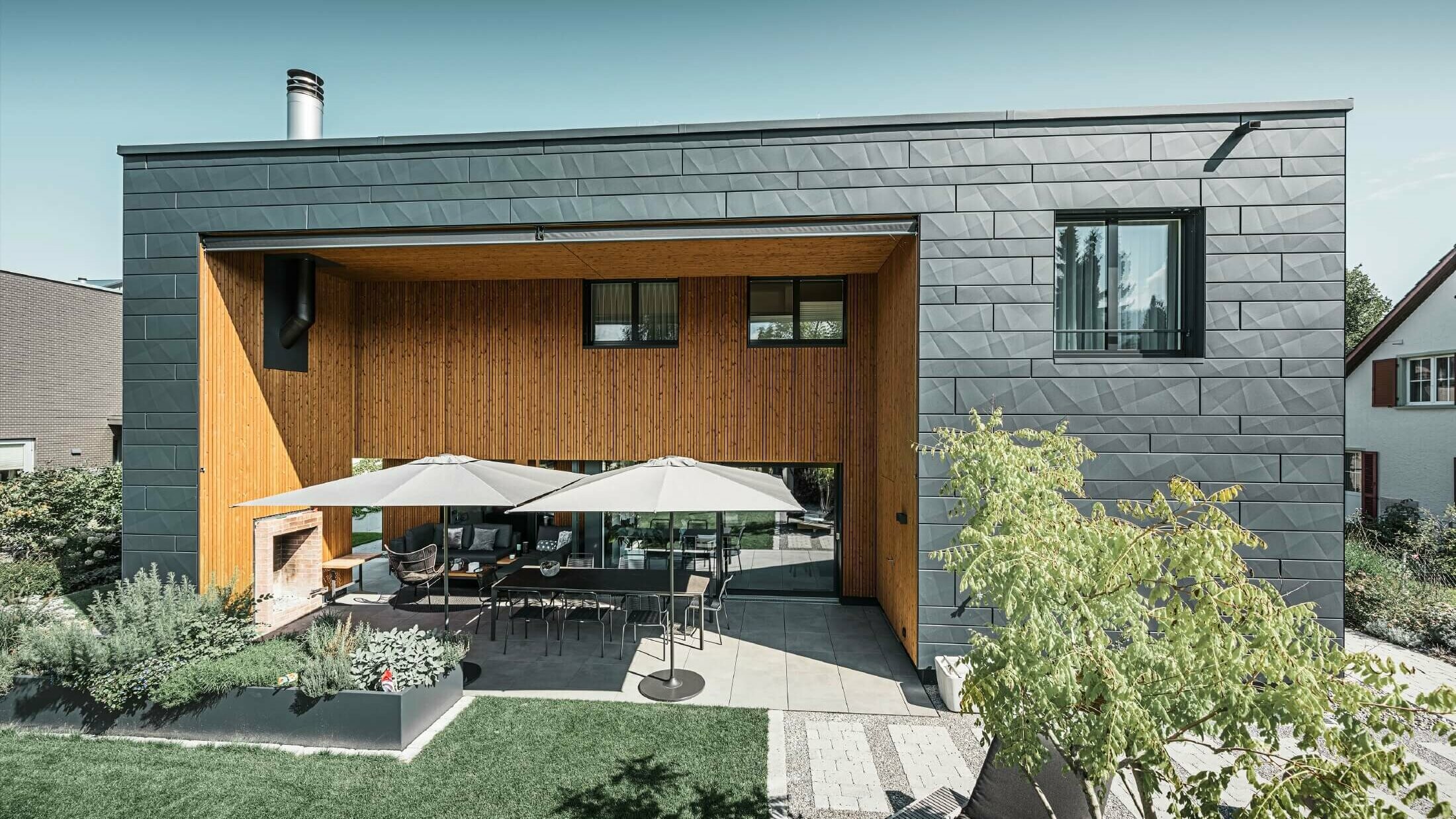 Moderna kuća s kombinacijom PREFA Siding.X u antracit i drvenoj boji na fasadi