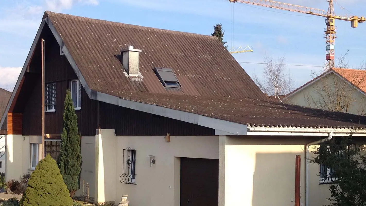 Kuća prije sanacije krova PREFA krovnom pločom, dvostrešni krov i garaža