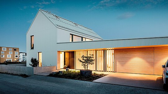 Moderna obiteljska kuća u Freistadtu ističe se svojom upečatljivom, čistobijelom arhitekturom. Cik-cak naborana PREFALZ-fasada od aluminija daje zgradi sofisticiranu eleganciju. Puristički dizajn kuće naglašavaju topli drveni elementi na ulazu i umjetnički osvijetljeni dijelovi fasade. Korištenje dugovječnog i lako održivog PREFALZ-materijala osigurava ne samo estetsku postojanost, već i izvrsnu otpornost na vremenske uvjete – što ga čini idealnim za održive i zahtjevne građevinske projekte.