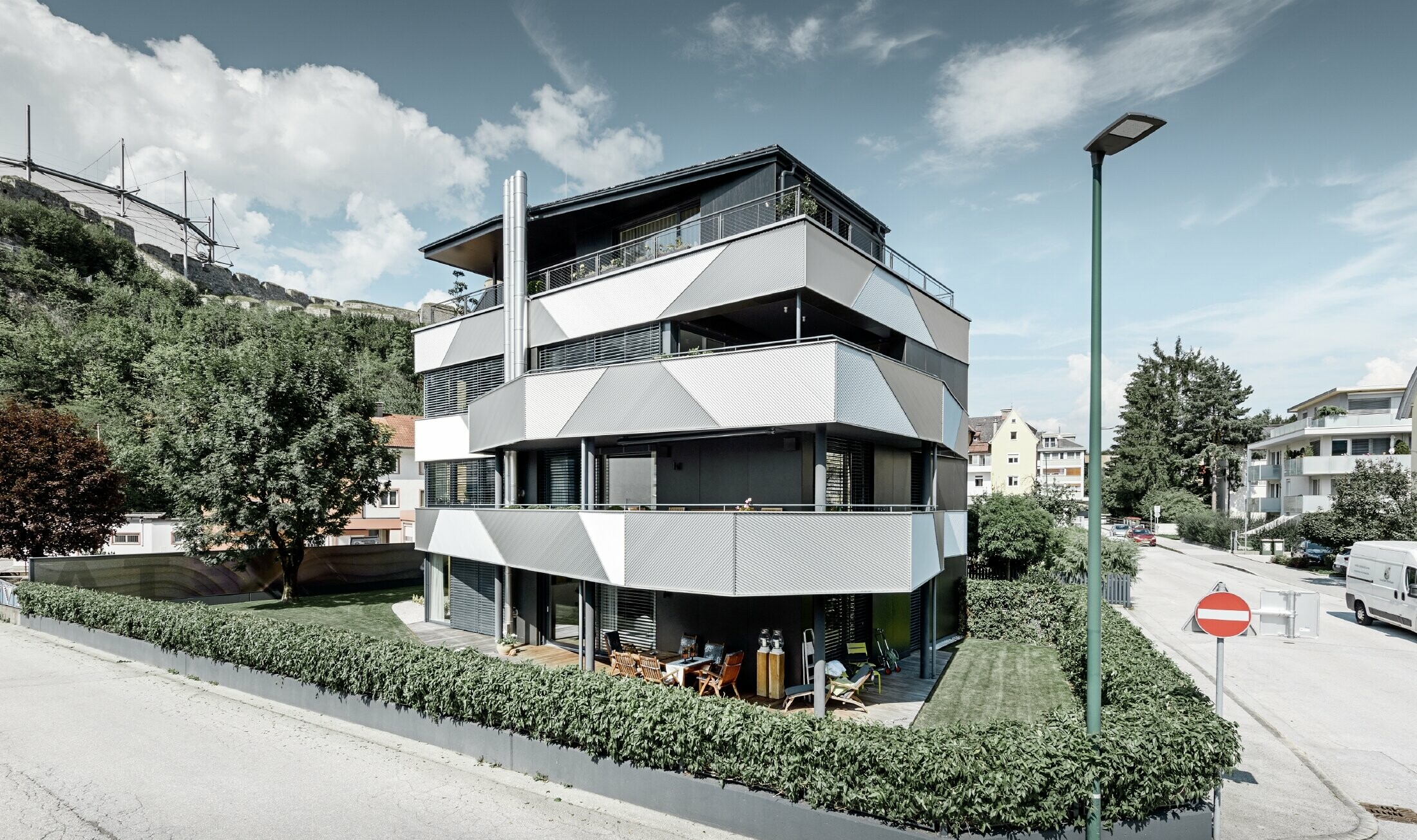 Oblikovanje fasade s koso montiranim PREFA zupčastim profilom na višestambenoj zgradi u Kufsteinu.
