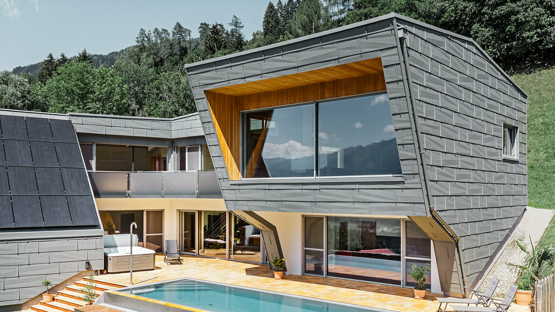 Moderna obiteljska kuća s PREFA krovnim i fasadnim panelom FX.12 u P.10 svijetlo sivoj
