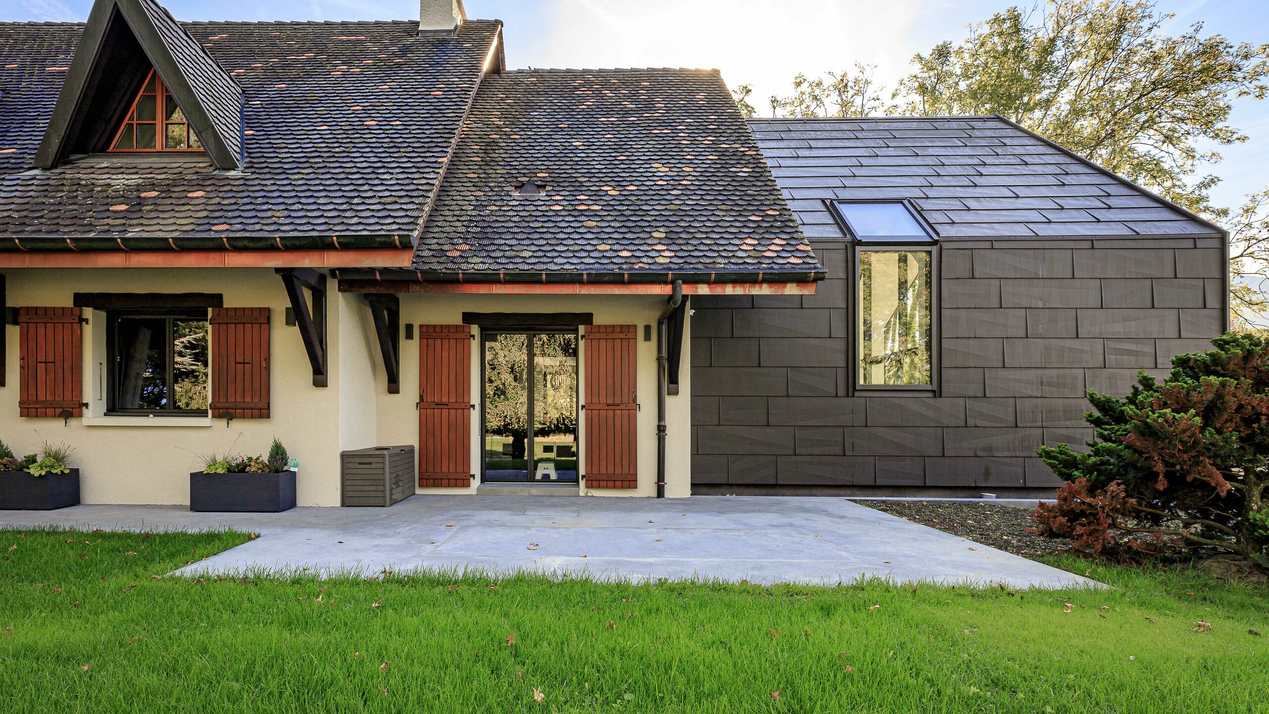 PREFA FX.12 krovni i fasadni paneli u boji P.10 Brown, korišteni kao upečatljiv dizajnerski element na proširenju samostojeće kuće u Lullyju