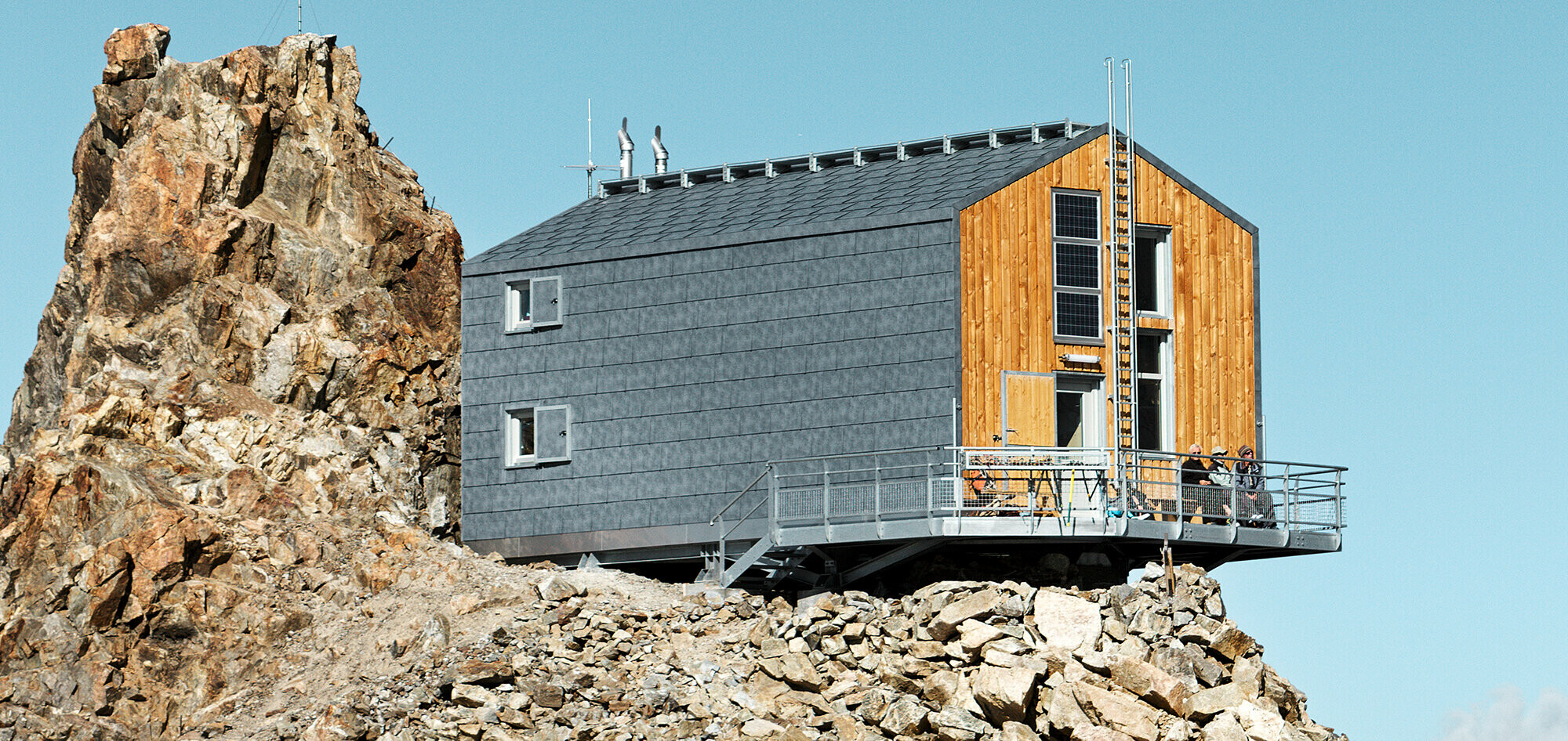 PREFA nudi zaštitu na visini od 3450 metara Nedavno sanirano planinarsko sklonište Refuge de L´Aigle PREFA krovnim i fasadnim panelima FX.12 u kameno sivoj boji P.10.